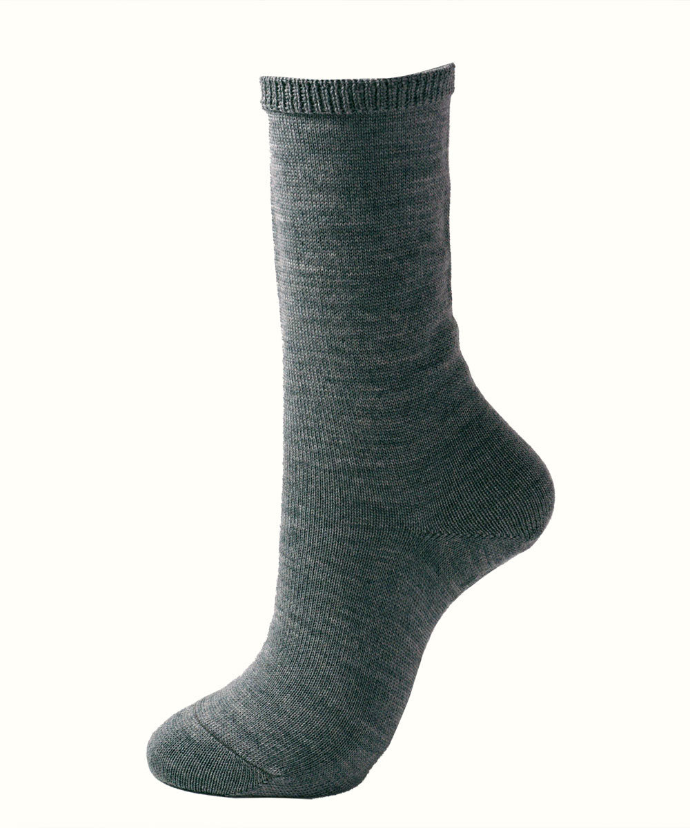 Loose fitting socks with anti-slip