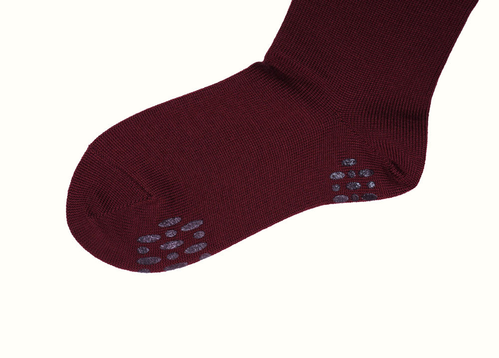 Loose fitting socks with anti-slip