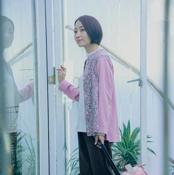 [Can be worn like a cardigan, with pin tucks at the chest as an accent] Liberty print pin tuck blouse