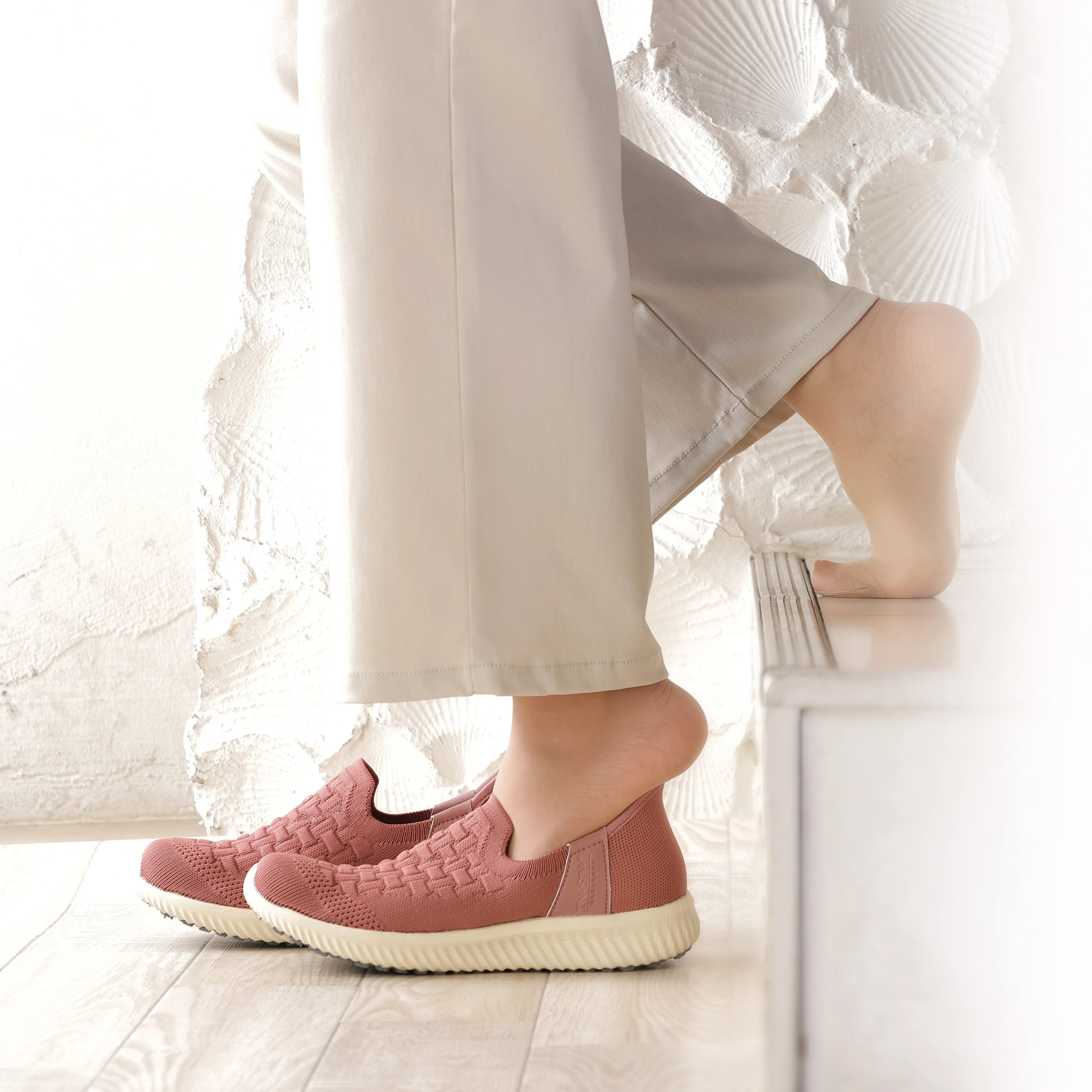 [Ultra-lightweight design reduces strain on your feet and makes putting on and taking off easy] Liberty Print Lace Shoes Valeria