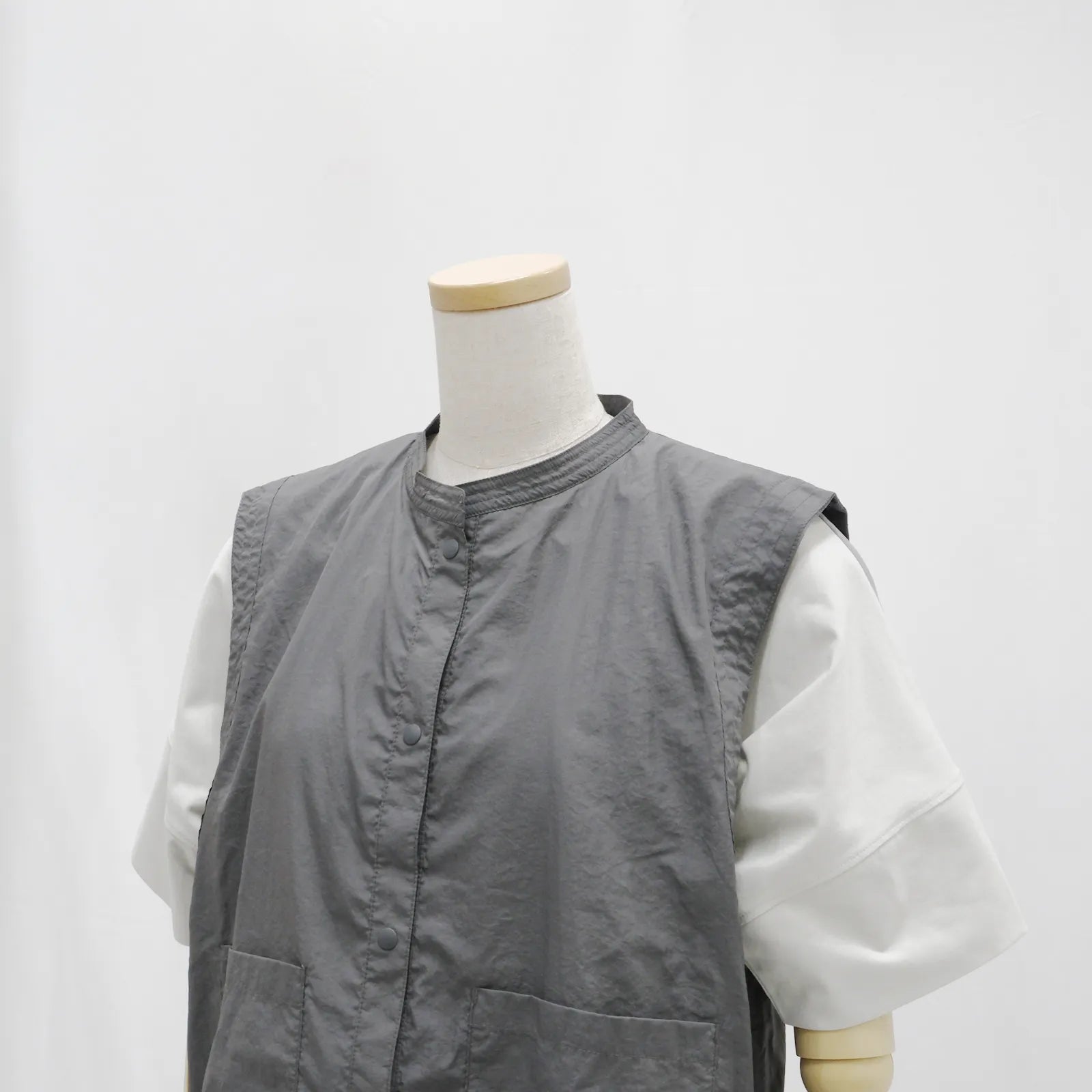 【リバーシブルで2つの表情を楽しめる】チュールリバーシブルベスト