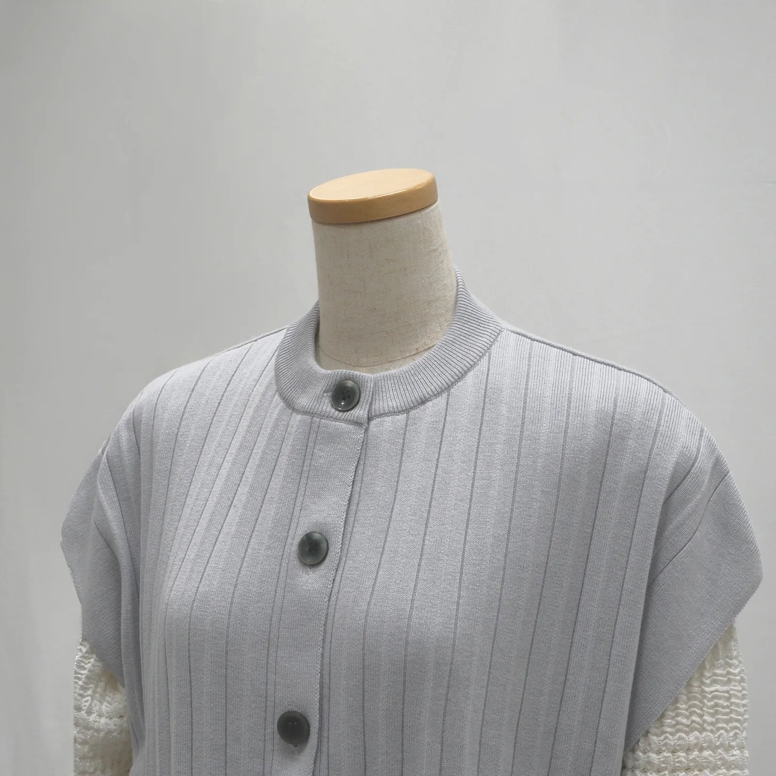 【抗菌防臭加工の立体的なベスト】プリーツニットベスト