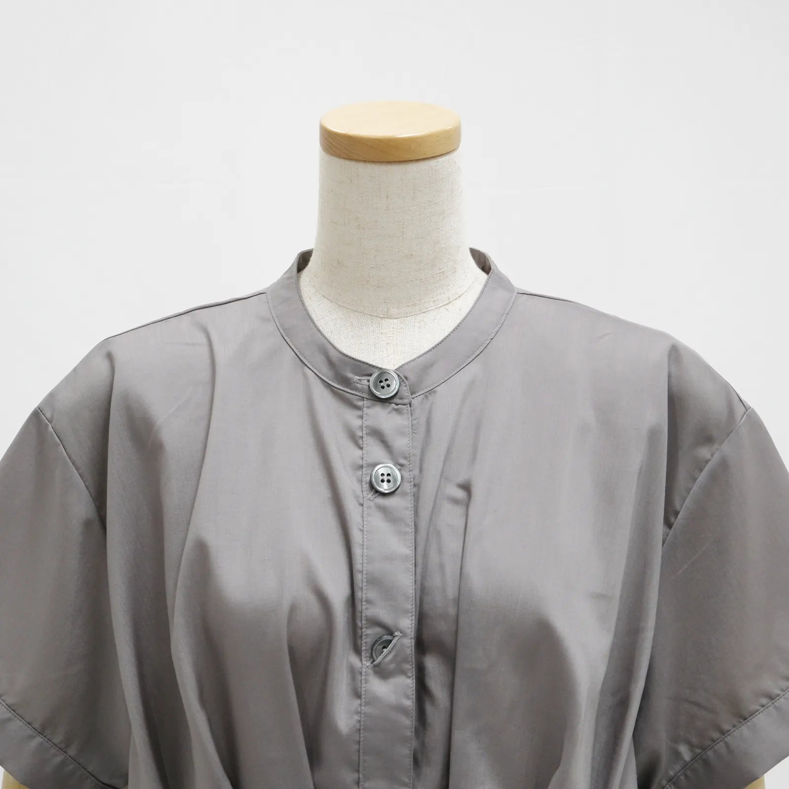 【日本製・接触冷感＆吸水速乾で汗ばむ夏の日にも心地よく】タックドレープブラウス