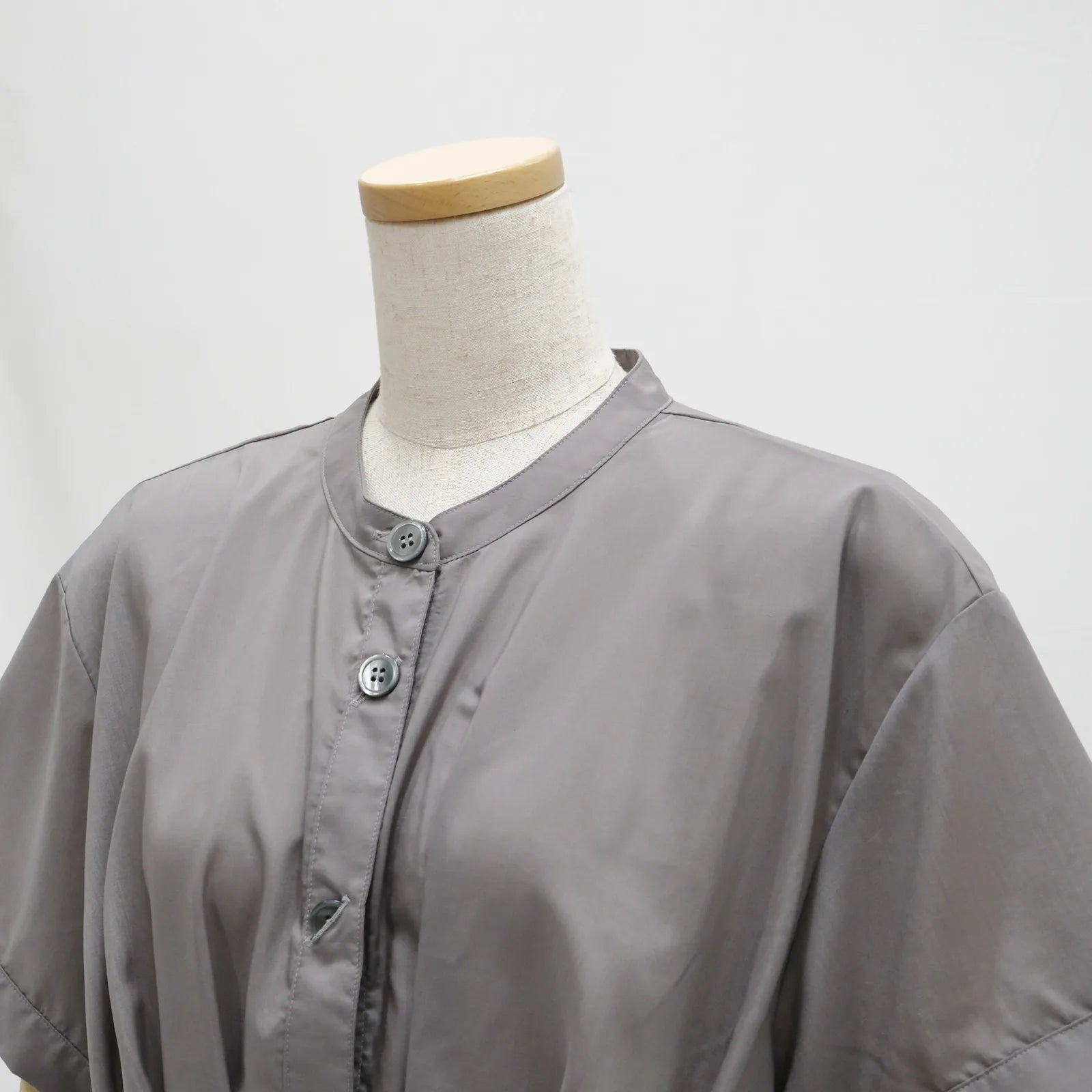 【日本製・接触冷感＆吸水速乾で汗ばむ夏の日にも心地よく】タックドレープブラウス