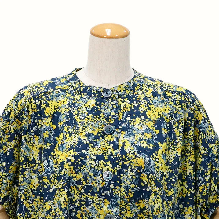 [Washable] Blurred floral print blouse