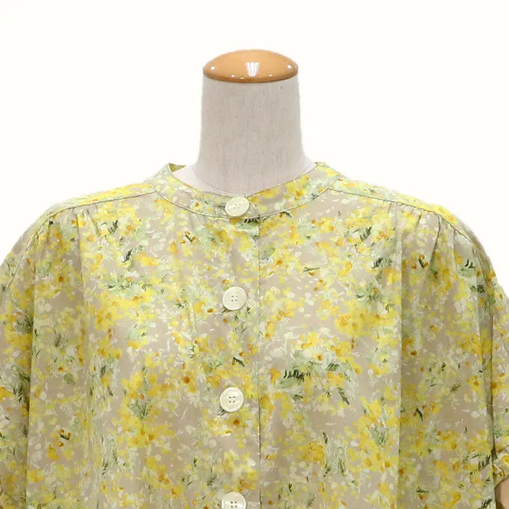 [Washable] Blurred floral print blouse