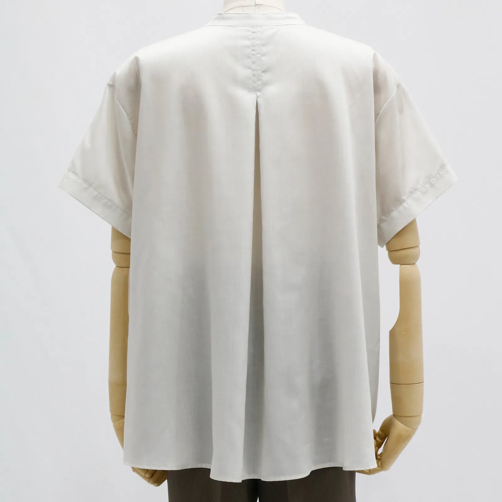 【日本製・接触冷感＆吸水速乾で汗ばむ夏の日にも心地よく】タックドレープブラウス