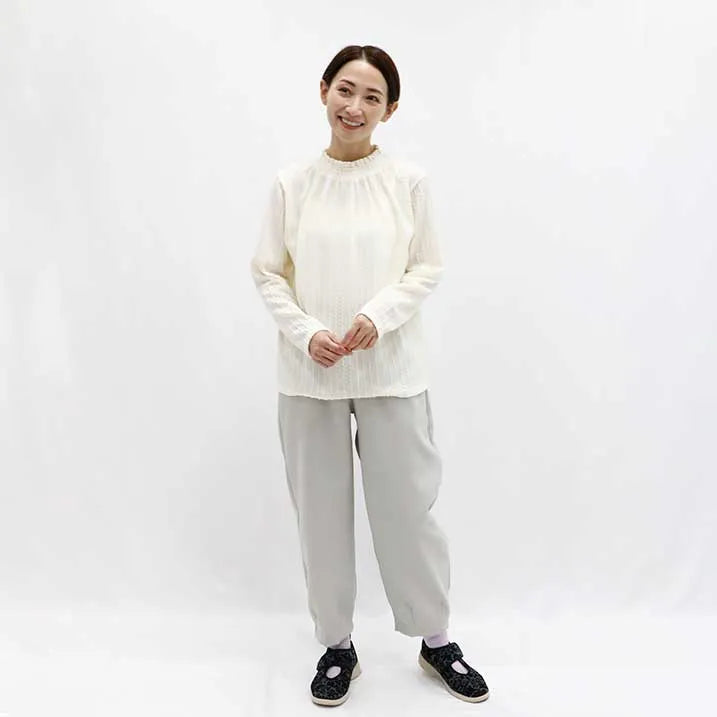 [Made in Japan, versatile] Darted pants with a brushed back