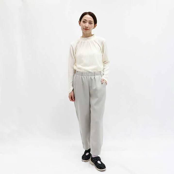 [Made in Japan, versatile] Darted pants with a brushed back