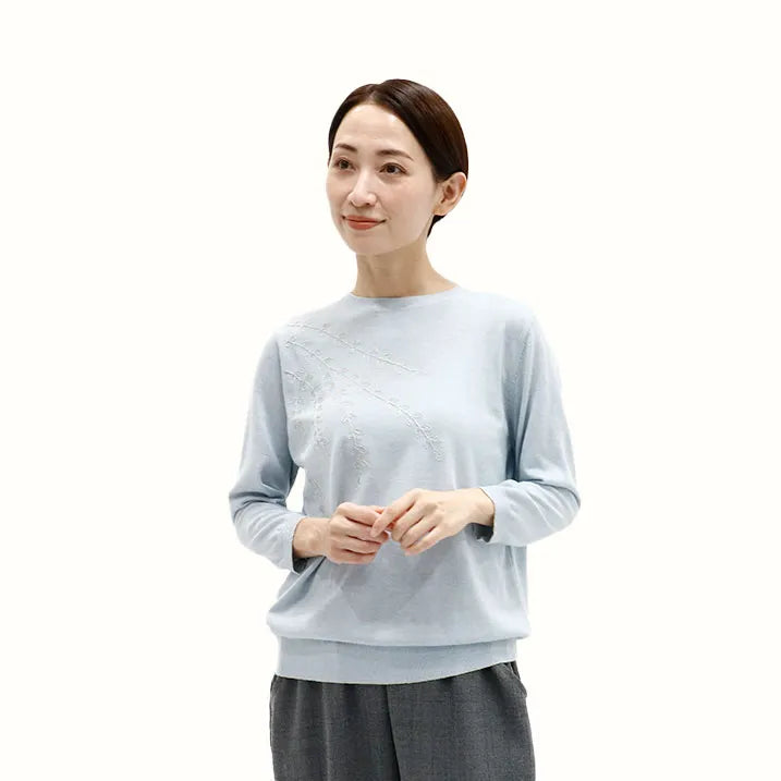 【胸元のラメ刺繍がポイント・薄手なので一枚でも重ね着でも】刺繡ニットプルオーバー