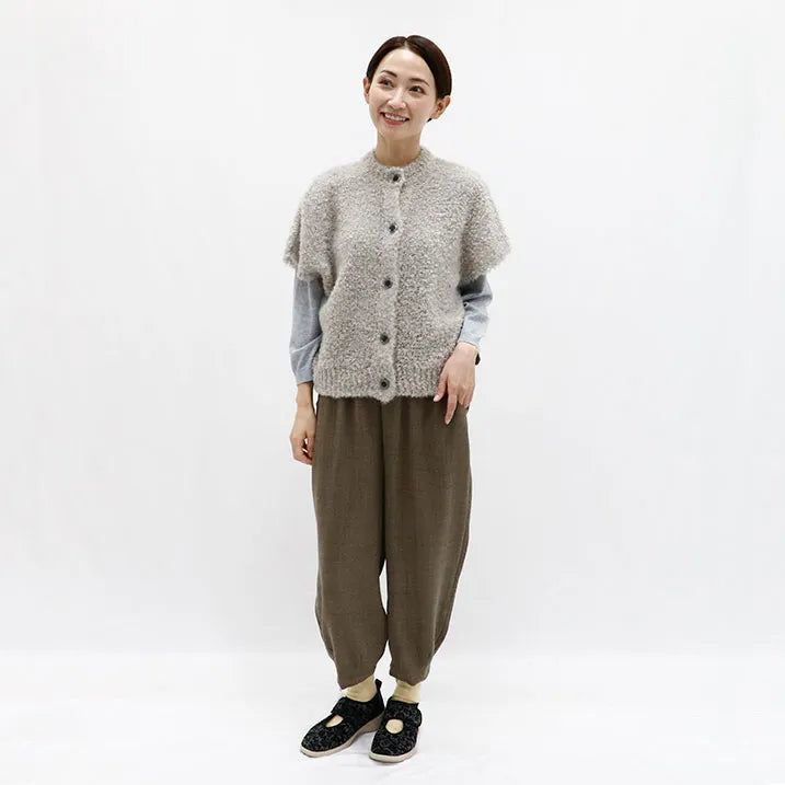 [Lightweight and gentle on the body] Knit boucle shoulder vest