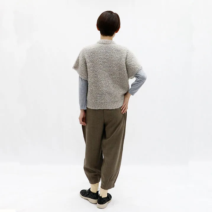 [Lightweight and gentle on the body] Knit boucle shoulder vest