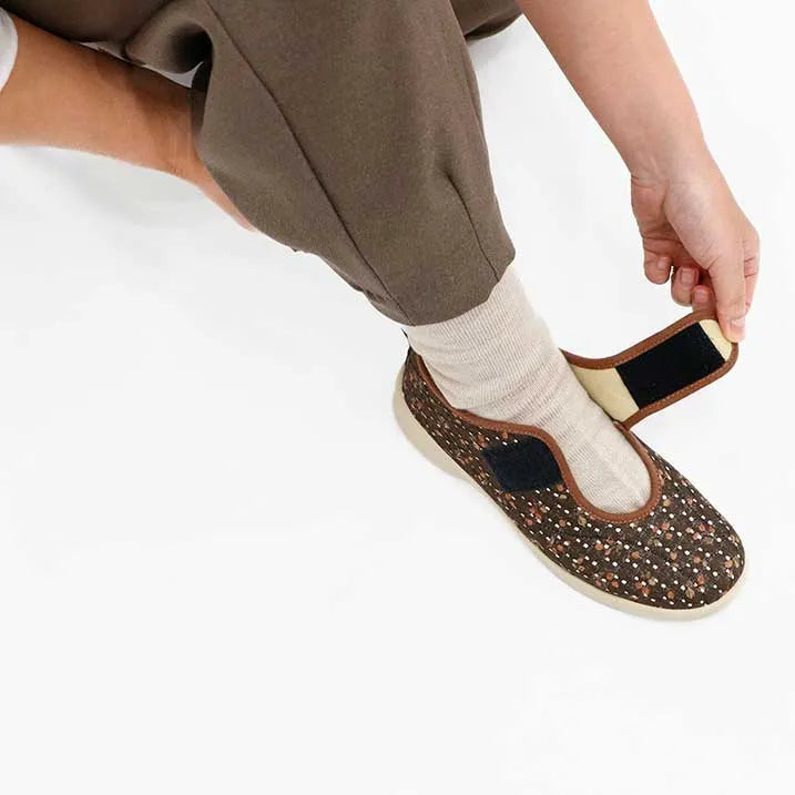 [Ultra-lightweight design reduces strain on your feet and makes putting on and taking off easy] Liberty Print Lace Shoes Valeria