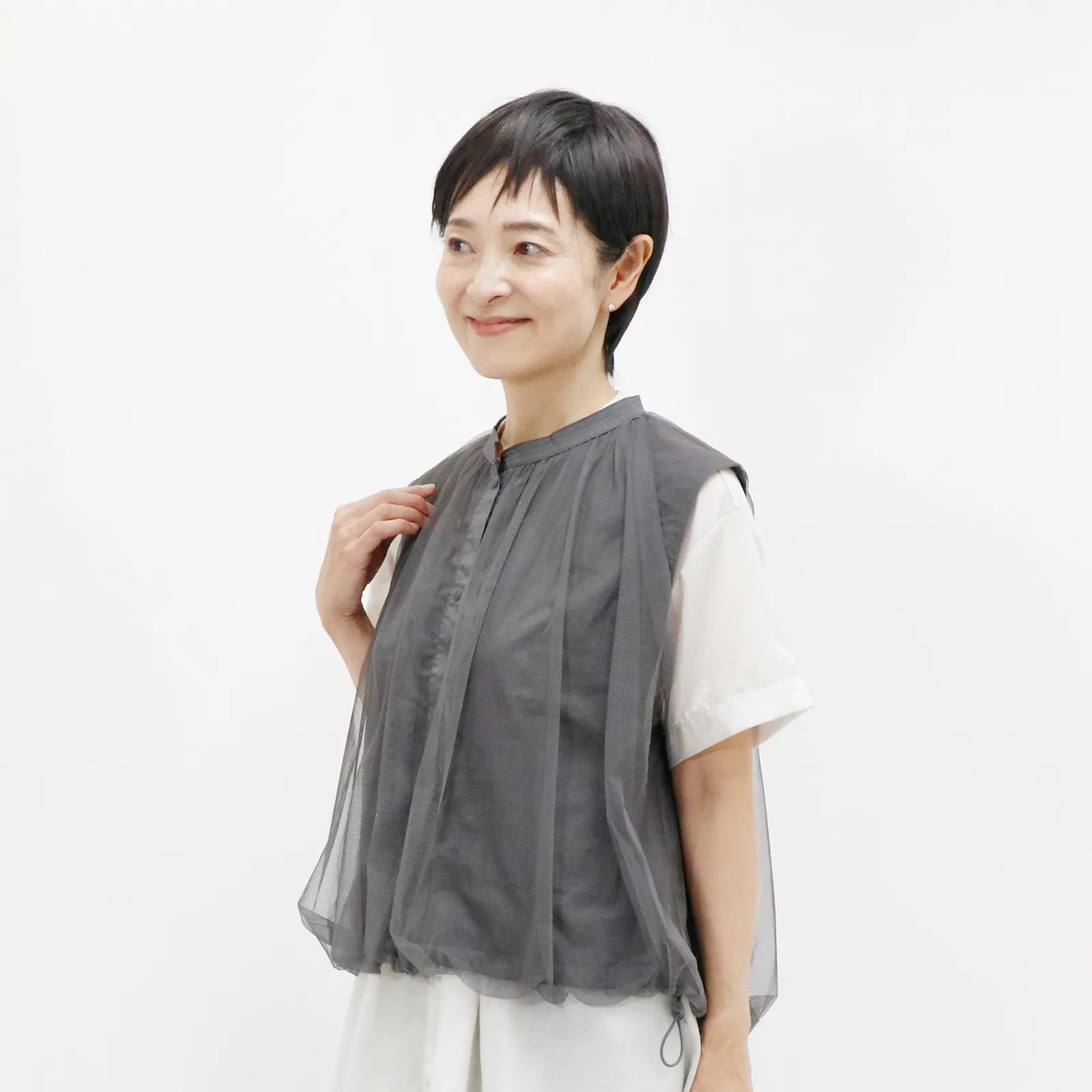 【リバーシブルで2つの表情を楽しめる】チュールリバーシブルベスト